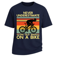 Retro-Radgrafik-T-Shirt mit altem Mann auf einem Fahrrad